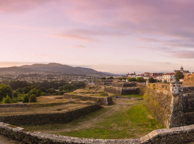 022_Jakobsweg_Lernidee Reisen - Schoene Aussichten Touristik - Festungsanlage mit Blick nach Spanien - Jakobsweg - Belvelo - Tom Andersch